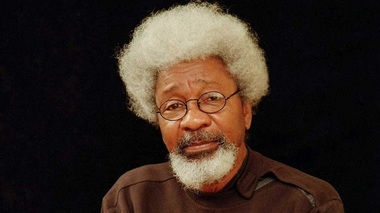 Wole Soyinka, primul african laureat al premiului Nobel pentru literatură, a părăsit America lui Donald Trump