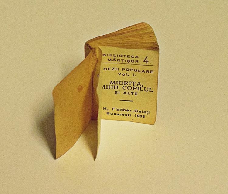 Ediţia liliputană a cărţii ”Mioriţa, Mihu Copilul”, de la 1936, se vinde la licitaţia Goldart din 26 aprilie 