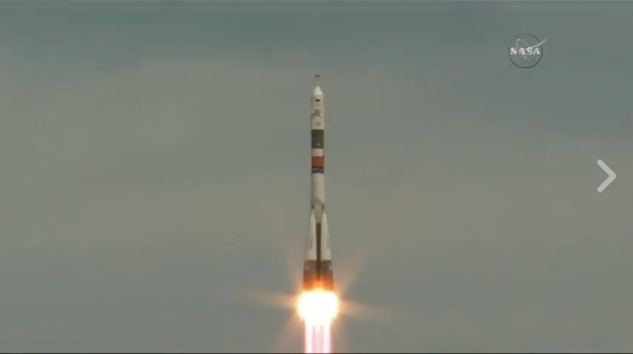 O capsulă Soyuz, ce are la bord doi astronauţi, a decolat joi spre Staţia Spaţială Internaţională. VIDEO