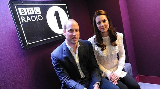 Ducele şi ducesa de Cambridge, invitaţi supriză şi prezentatori la BBC Radio 1. VIDEO