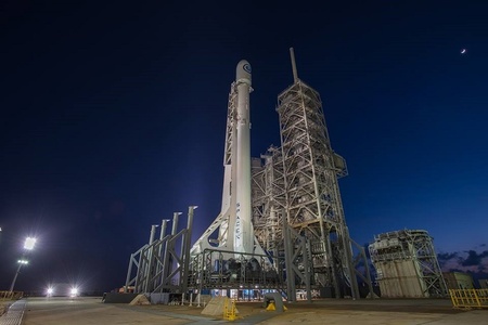 SpaceX a lansat în premieră un vehicul spaţial de tip cargo ce are la bord un satelit-spion al armatei americane.VIDEO