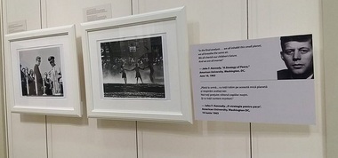 John F. Kennedy în 77 de imagini, la Biblioteca Naţională. Expoziţia va fi itinerată în 30 de ţări - FOTO