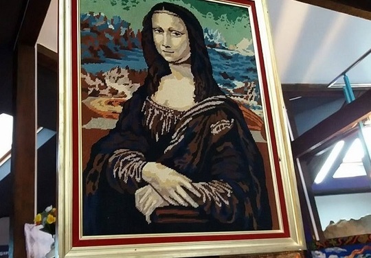 Mona Lisa pe goblen, în Muzeul Kitsch-ului (Foto: Aura Marinescu)