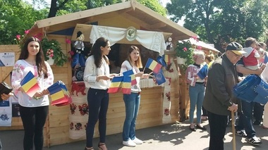 REPORTAJ - Aromele Europei, în Parcul Cişmigiu: De la magiunul de Topoloveni, parfumurile britanice Yardley, până la brânza halloumi a ciprioţilor şi merele polonezilor - FOTO