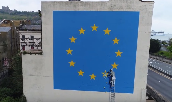 Artistul stradal Banksy a pictat un mural pe tema Brexit-ului pe un zid din Dover