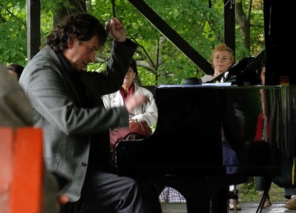 Pianistul Horia Mihail va susţine două concerte în parcurile Bazilescu şi Kiseleff din Bucureşti