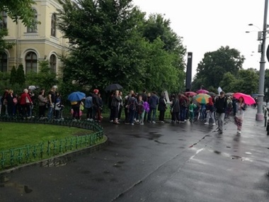 Noaptea Muzeelor 2017: Sute de oameni au stat la rând peste o oră ca să viziteze Muzeul Antipa. Şi la Muzeul de Geologie "Grădina Dinozaurilor" a atras mulţi vizitatori. La Muzeul Naţional de Artă, oamenii încă aşteptau să intre. FOTO