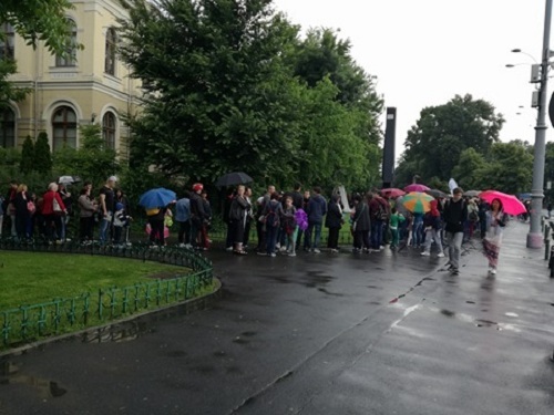 Noaptea Muzeelor 2017: Sute de oameni au stat la rând peste o oră ca să viziteze Muzeul Antipa. Şi la Muzeul de Geologie "Grădina Dinozaurilor" a atras mulţi vizitatori. La Muzeul Naţional de Artă, oamenii încă aşteptau să intre. FOTO