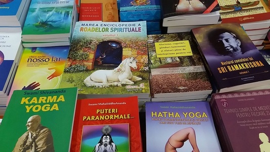 Diavoli, îngeri, terapii, afrodiziace, yoga, subiectele unor altfel de titluri la Bookfest. "Învăţăturile" lui Guru Bivolaru, la reducere - FOTO