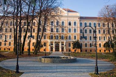 Bihor: Un etaj al Muzeului Ţării Crişurilor dotat cu mobilier, iar curtea interioară amenajată cu peste 21 mil. lei, bani europeni
