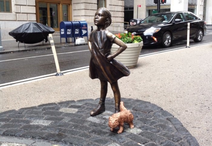 Statuia unui câine care urinează lângă ”fata neînfricată” de pe Wall Street a stârnit controverse - misogină şi prostească, dar şi apreciată