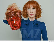 Actriţa Kathy Griffin a creat controverse cu o fotografie în care apare ţinând capul lui Trump. CNN a concediat-o