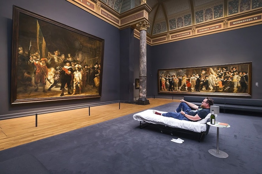 Un olandez, vizitatorul cu numărul 10.000.000 al Rijksmuseum. Bărbatul a petrecut o noapte în muzeu şi a primit o cină specială