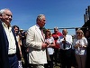 Prinţul Charles a ajuns cu elicopterul la Teiuş, fiind aşteptat de câteva zeci de persoane în curtea unei biserici greco-catolice vechi, ctitorită de strămoşi ai Reginei Elisabeta a II-a - FOTO