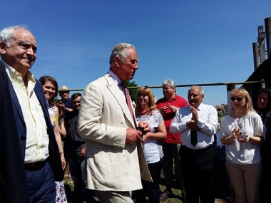 Prinţul Charles a ajuns cu elicopterul la Teiuş, fiind aşteptat de câteva zeci de persoane în curtea unei biserici greco-catolice vechi, ctitorită de strămoşi ai Reginei Elisabeta a II-a - FOTO