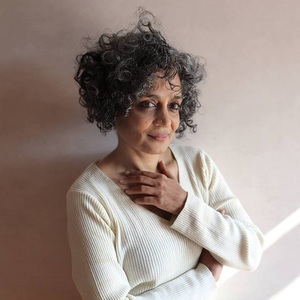 Scriitoarea de origine indiană Arundhati Roy va lansa marţi al doilea roman din ultimii 20 de ani