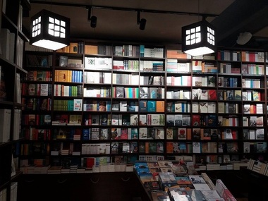 Barometrul de consum cultural: Românii vor chioşcuri de distribuire a presei, ascultă muzică populară şi etno şi preferă filmele de acţiune