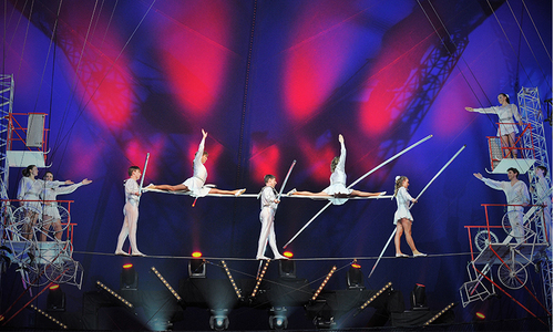 Cel mai important spectacol european de acrobaţii pe sârmă la înălţime, prezentat la Festivalul de Teatru de la Sibiu