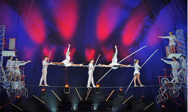 Cel mai important spectacol european de acrobaţii pe sârmă la înălţime, prezentat la Festivalul de Teatru de la Sibiu