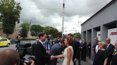 Klaus Iohannis cu soţia şi Xavier Bettel cu soţul, la premiera uneia dintre piesele din cadrul Festivalului de Teatru, o coproducţie româno-luxemburgheză
