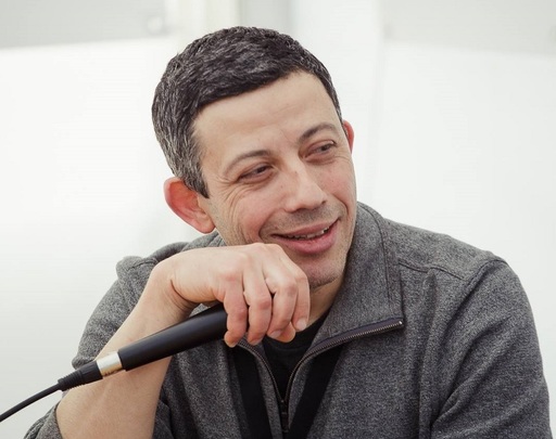 INTERVIU – Regizorul Alexandru Solomon: Oamenii sunt capabili să împace tot felul de paradoxuri, numai pentru că asta le dă ceva linişte