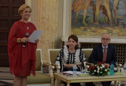 Ambasadoarea Franţei: Sunt mândră să port o bluză românească, unul dintre semnele puternice pe care România le-a dăruit deja lumii