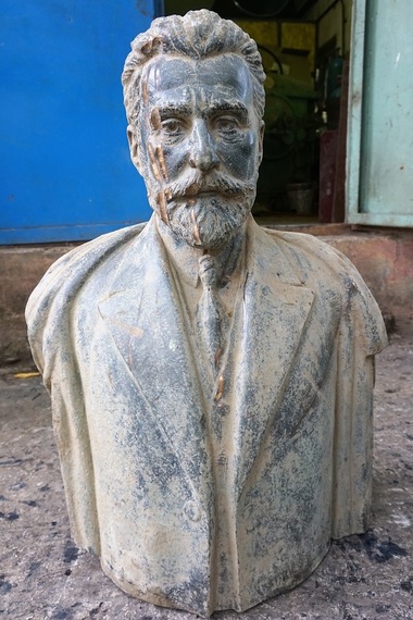 Vrancea: Un bust, cel mai probabil din bronz, al lui Vintilă I.C.Brătianu, descoperit în urma unor săpături în curtea unei şcoli