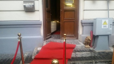 Muzeul Kitsch-ului din Bucureşti a fost jefuit. Recompensa pentru găsirea făptaşilor - o carpetă cu Răpirea din Serai - VIDEO