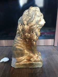 Leul auriu furat din faţa Muzeului Kitsch-ului din Bucureşti a fost returnat. Directorul oferă recompensa promisă - VIDEO