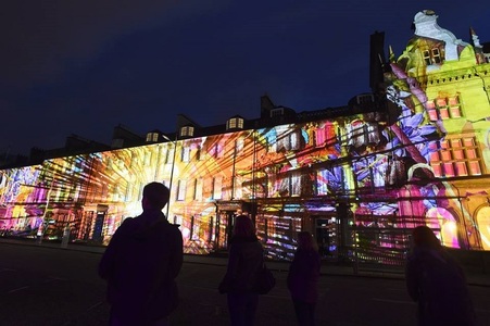 Edinburgh celebrează împlinirea a 70 de ani de la înfiinţarea primelor sale două festivaluri, înăsprind măsurile de siguranţă