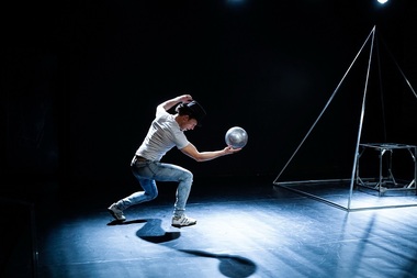 Spectacolul de teatru coregrafic "Eine Kleine Nachtmusik", de Gigi Căciuleanu, prezentat în premieră la Festivalul "George Enescu"