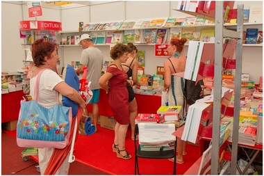 Târgul Gaudeamus Litoral a fost deschis în Piaţeta Perla din staţiunea Mamaia, cu peste 50 de evenimente editoriale şi muzicale în program