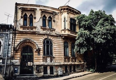 Palatul "Luigi Cazzavillan", aflat în "agonie", motiv de dispută între Clotilde Armand şi ministrul Culturii - FOTO