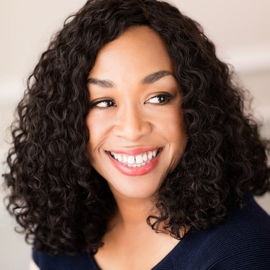 Creatoarea unor seriale de succes precum ”Grey's Anatomy" şi "Scandal" va produce show-uri pentru Netflix, în defavoarea televiziunii ABC