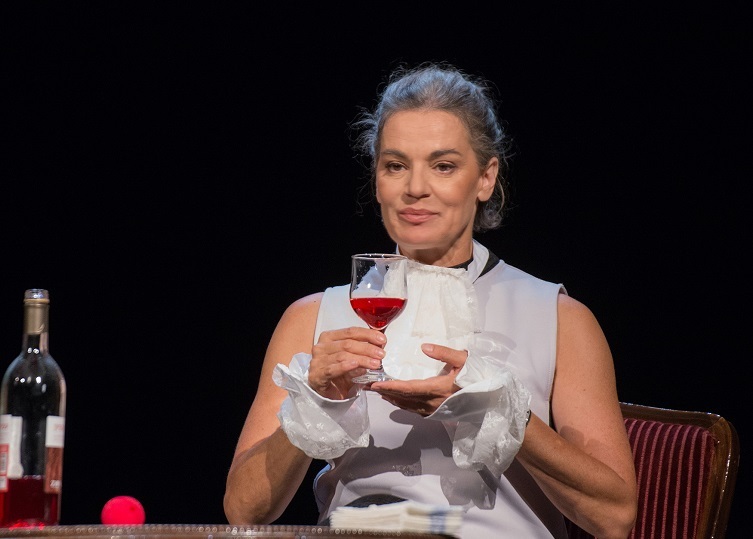 "O lecţie de bune maniere", one-woman show cu Maia Morgenstern, va avea premiera miercuri la Teatrul Evreiesc de Stat