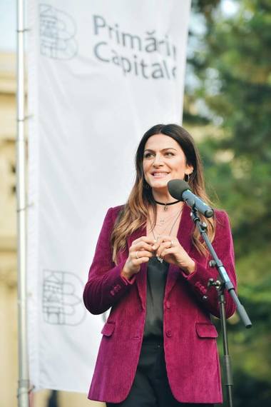 Alexandra Nechita, "micuţa Picasso”, cetăţean de onoare al Bucureştiului