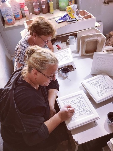 Expoziţie cu bucăţi de teracotă pictate în ultima fabrică de sobe manuale din Transilvania, la Noaptea Albă a Galeriilor 2017 - FOTO