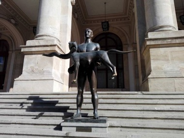 Monumentul ”Împăratul Traian” aflat în faţa Muzeului Naţional de Istorie a României va fi restaurat
