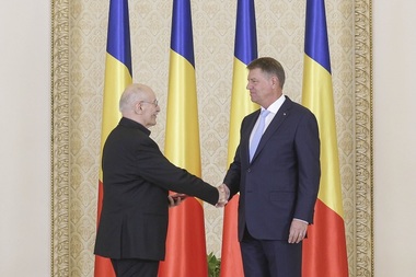 Preşedintele Iohannis l-a decorat pe Victor Rebengiuc: Aţi dovedit că vedeţi şi că apăraţi valorile pe care construim parcursul european al ţării noastre