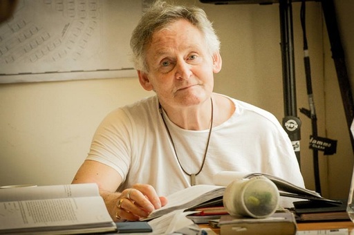 Fostul director artistic al Royal Court din Londra, demis din compania de teatru pe care a înfiinţat-o după ce o angajată l-a acuzat de hărţuire 
