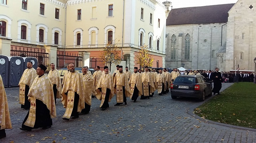 Alba Iulia: Mii de credincioşi au venit să închine la moaştele Sfintei Filofteia. Procesiunea este cea mai mare din ultimii ani

