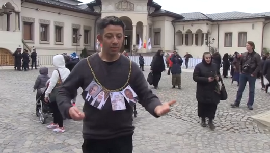 Regizorul Alexandru Solomon, protest artistic la Patriarhia Română: Am vrut să fac un dar de sânge şi de bani în memoria tuturor victimelor represiunii comuniste - VIDEO