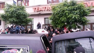 Trupul neînsufleţit al Stelei Popescu a fost depus la Teatrul „Constantin Tănase”. Peste o sută de persoane îi aduc un ultim omagiu