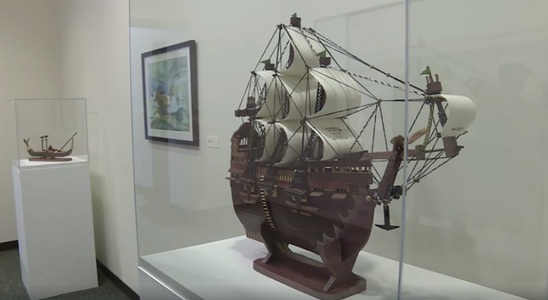 O navă în miniatură, o Statuie a Libertăţii fără chip şi alte lucrări de artă create de deţinuţi la Guantanamo, expuse în New York