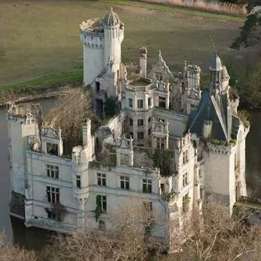 Un castel în ruină din Franţa a fost cumpărat de mai multe persoane din 115 ţări iar preţul a depăşit aşteptările - VIDEO