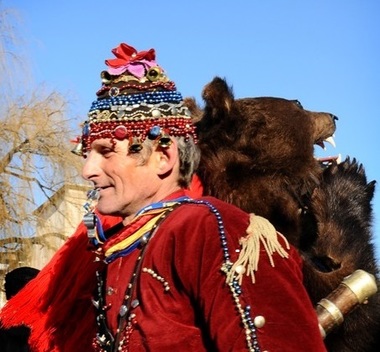 Obiceiuri şi superstiţii de Anul Nou la români: Jocul Ursului, Sorcova pentru sănătate şi tinereţe şi vâsc pentru noroc
