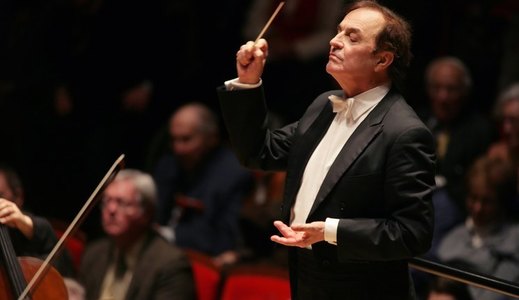 Charles Dutoit, director artistic al Royal Philharmonic Orchestra, a demisionat în urma acuzaţiilor de hărţuire sexuală