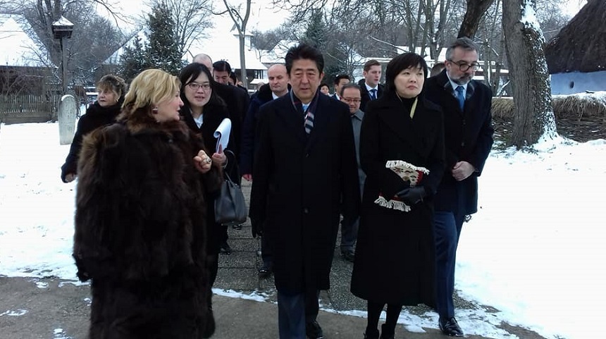Prim-ministrul Shinzo Abe, impresionat de biserica Dragomireşti şi de aleea cireşilor japonezi de la Muzeul Satului