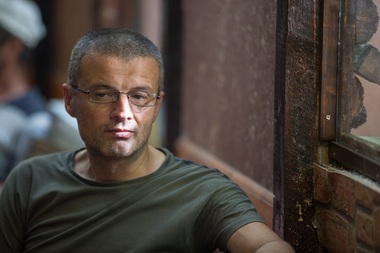 INTERVIU. Scriitorul Adrian Schiop, despre „Soldaţii. Poveste din Ferentari”, manele, punctele forte ale cartierului şi scrisul la comandă