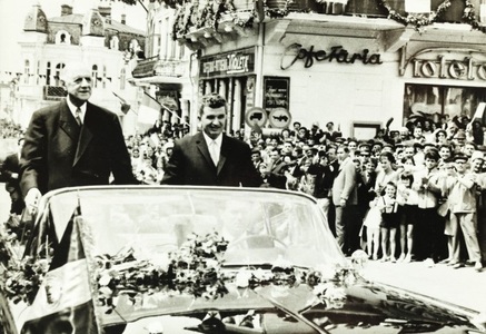 Licitaţia "Epoca de Aur" la Artmark: Cadouri primite de soţii Ceauşescu şi fotografii rare cu Fidel Castro sau De Gaulle